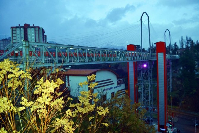 8 yılda mahalleleri asansör ve yaya köprüleri ile birleştirdi