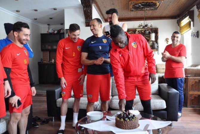 Asamoah Gyan 32. yaş gününü takım arkadaşları ile kutladı