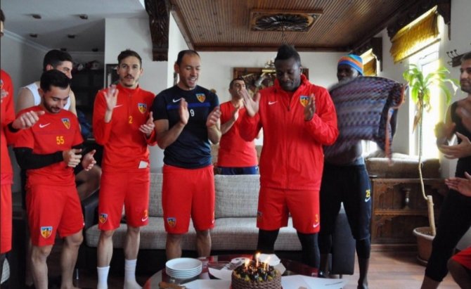 Asamoah Gyan 32. yaş gününü takım arkadaşları ile kutladı