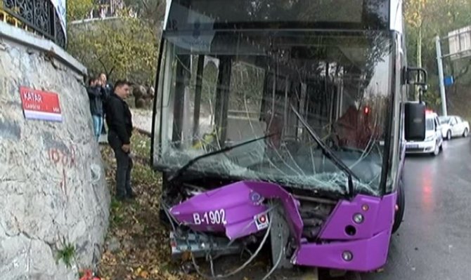 İstinye’de freni boşalan özel halk otobüsünün kaza anı kamerada