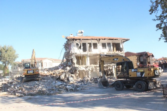 Side’de koruma amaçlı imar planına aykırı bulunan 40 yıllık motel yakıldı