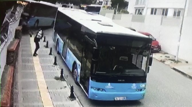 Ümraniye’de halk otobüsü okulun bariyerlerinde asılı kaldı
