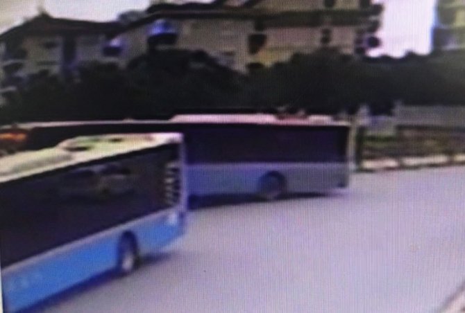 Ümraniye’de halk otobüsü okulun bariyerlerinde asılı kaldı
