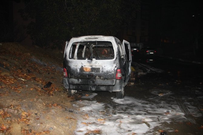 Ataşehir’de park halindeki araç yandı
