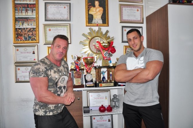 Türkiye şampiyonunun oğlu dünya 8.’si oldu