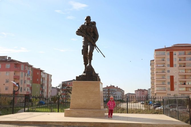 Kahraman Ömer Halisdemir’in anıtı yapıldı