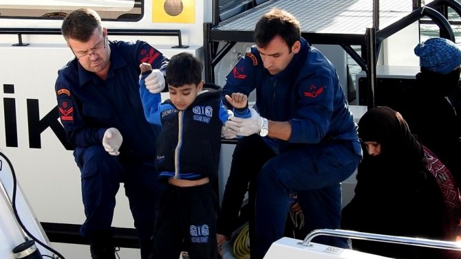Çeşme’de 65 göçmen ölüme yolculukta yakalandı