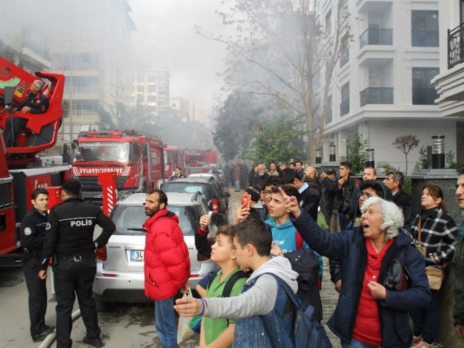 Kadıköy’de 4 katlı binada çıkan yangın paniğe neden oldu
