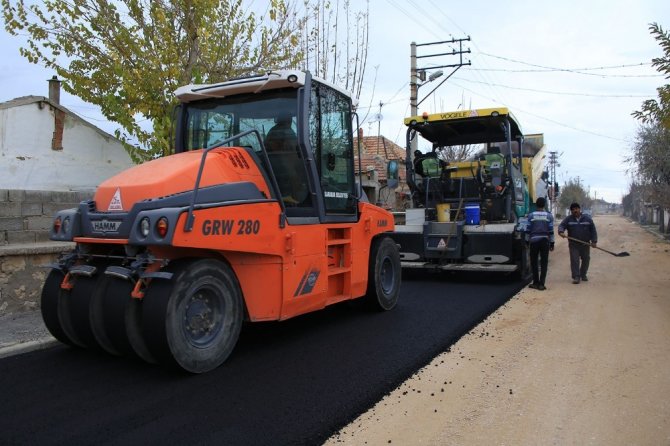 Karaman Belediyesi iki mahallede 65 sokağı asfaltladı