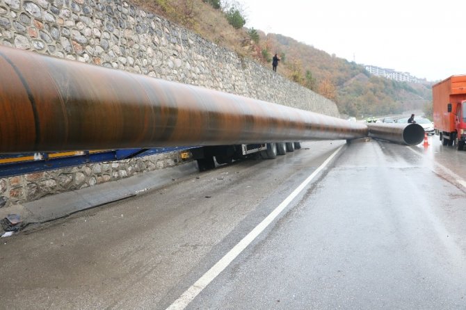 36 metre uzunluğundaki çelik borular yola savruldu