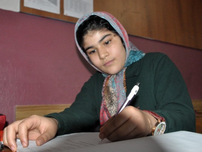 Yasemin öğretmenden Afgan öğrencisine yürek kabartan davranış