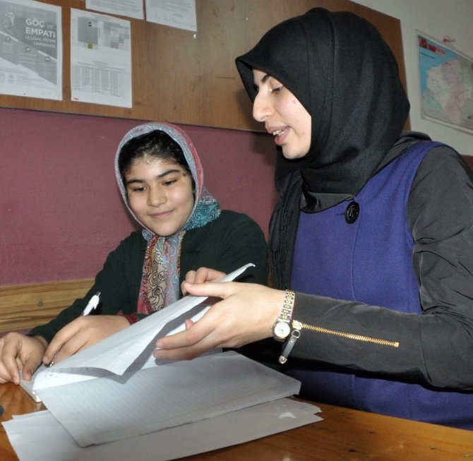Yasemin öğretmenden Afgan öğrencisine yürek kabartan davranış