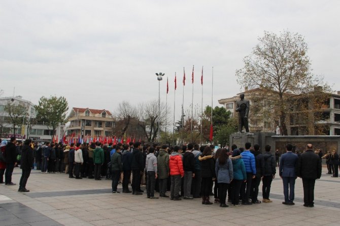 Öğretmenler Atatürk Anıtına Çelenk koydu