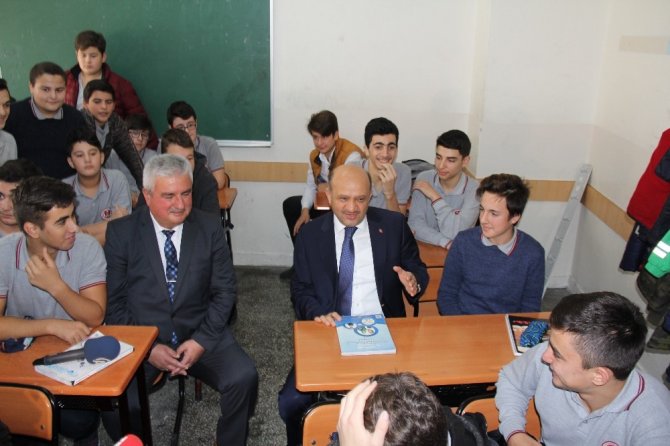 Başbakan Yardımcısı Işık, öğretmenler gününde 34 yıllık sırasına oturdu