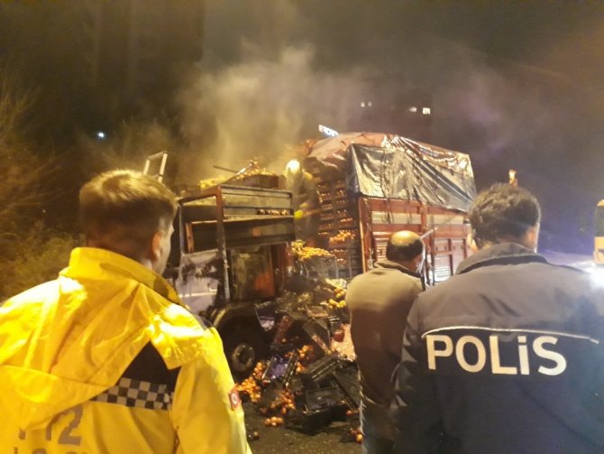 Ankara’da domates yüklü kamyon yandı