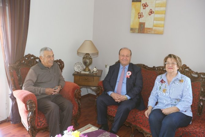 Başkan Özakcan’dan ’Öğretmenler Günü’nde anlamlı ziyaret