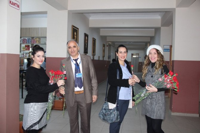 Başkan Özakcan 112 okulda 3 bin öğretmene karanfil dağıttı