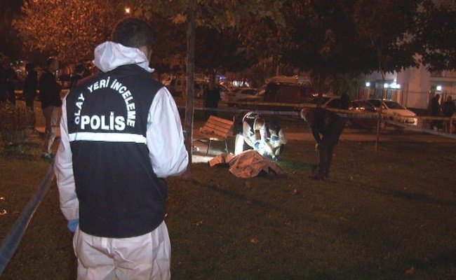İzmir’de parkta oturan bir kişi infaz edildi