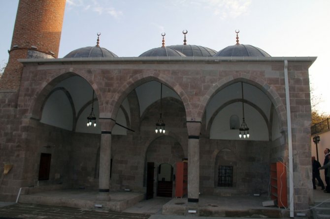 Doğu Karadeniz’de Selçuklu mimarisi ile yapılan en eski cami olan Behramşah Camisi ibadete açıldı