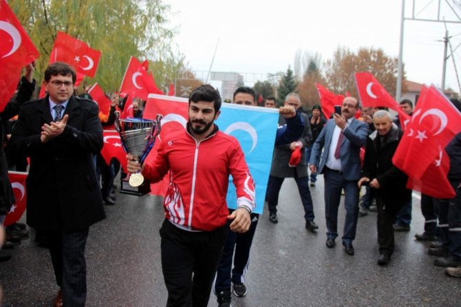 Dünya şampiyonu güreşçi Fatih Cengiz, memleketinde coşkuyla karşılandı