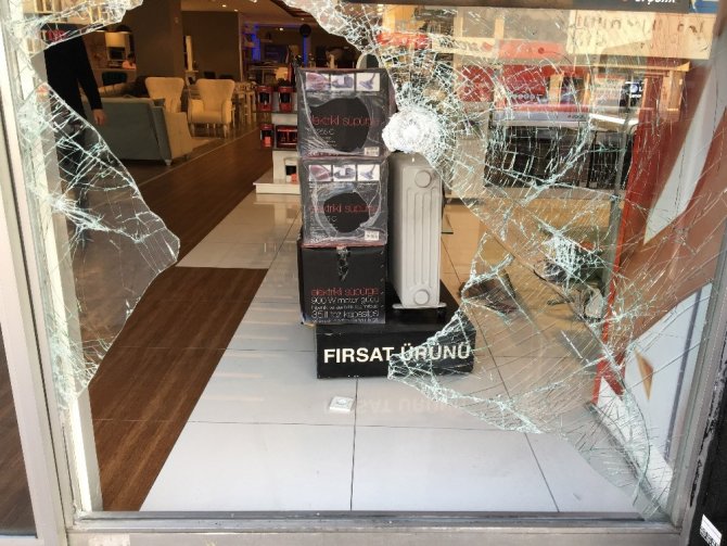 Beyaz eşya dükkanının camını balyozla kırıp böyle soydular