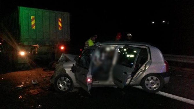 Kamyona arkadan çarpan otomobildeki 2 kişi öldü