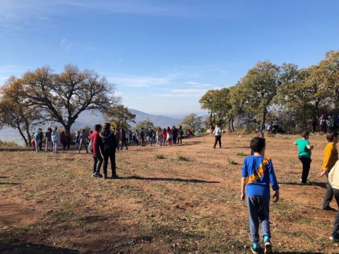 Öğrencilerden ’Toprağa ve Doğaya saygı’ yürüyüşü