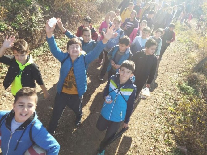 Öğrencilerden ’Toprağa ve Doğaya saygı’ yürüyüşü