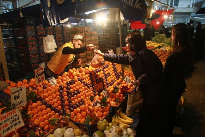 Bursalı pazarcı tezgah başında söylediği şarkıyla fenomen oldu
