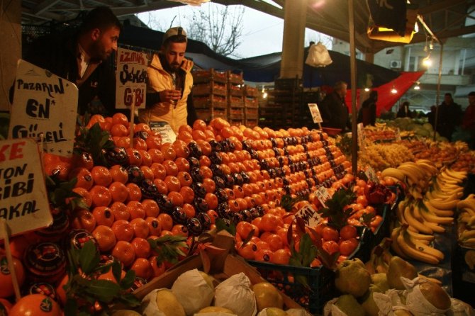 Bursalı pazarcı tezgah başında söylediği şarkıyla fenomen oldu