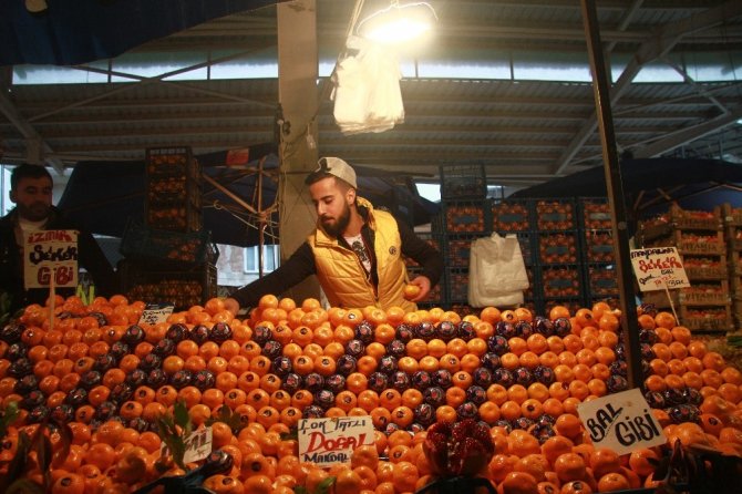 Bursalı pazarcı tezgah başında söylediği şarkıyla fenomen oldu