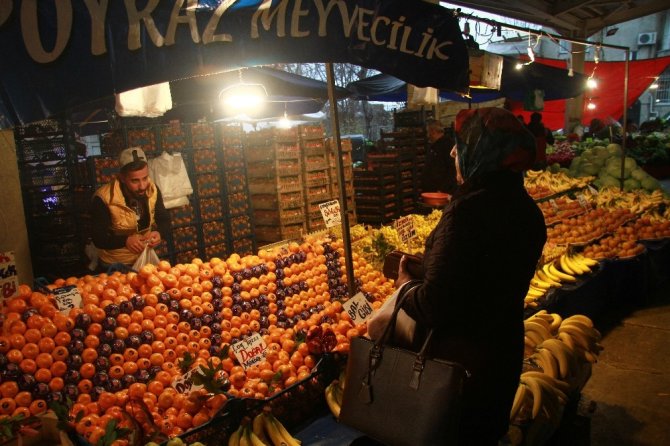 Bursalı pazarcı tezgah başında söylediği şarkıyla fenomen oldu