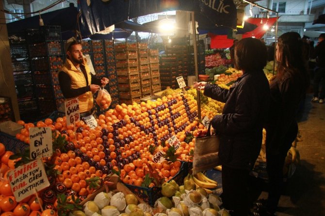 Bursalı pazarcı tezgah başında söylediği şarkıyla fenomen oldu