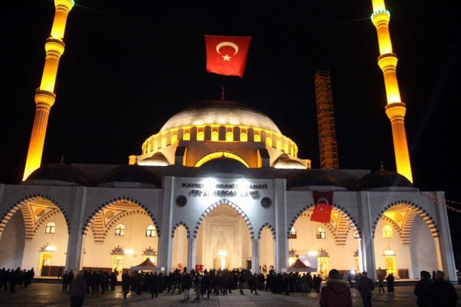 Kayseri ve bölgenin en büyük camisi ibadete açıldı