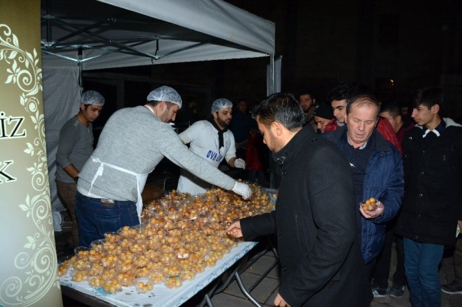 Aksaray Belediyesi Mevlit Kandilinde lokma tatlısı ikram etti