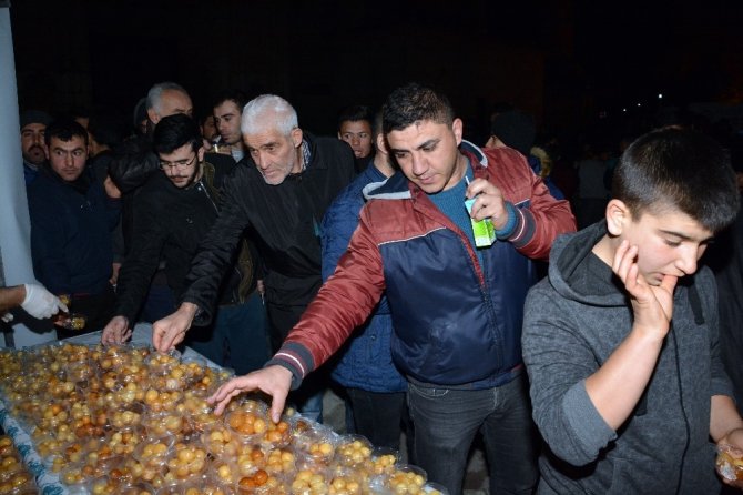 Aksaray Belediyesi Mevlit Kandilinde lokma tatlısı ikram etti