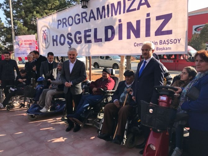 Erzincan’da engellilere tekerlekli sandalye dağıtıldı