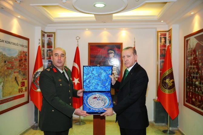 Cumhurbaşkanı Erdoğan’dan Tugay Komutanlığına ziyaret