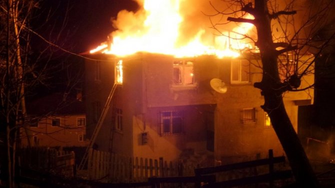 Sinop’ta 2 katlı ev, samanlık ve ahır yandı
