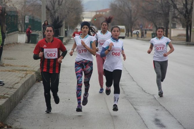 Erzincan’da Okul Sporlarında Kros Heyecanı