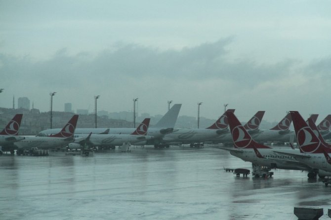 Uçak trafiğine CB bulutu engeli