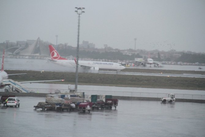 Uçak trafiğine CB bulutu engeli