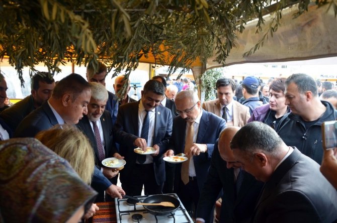 Kalkınma Bakanı Elvan zeytinyağı çarşısının açılışını yaptı