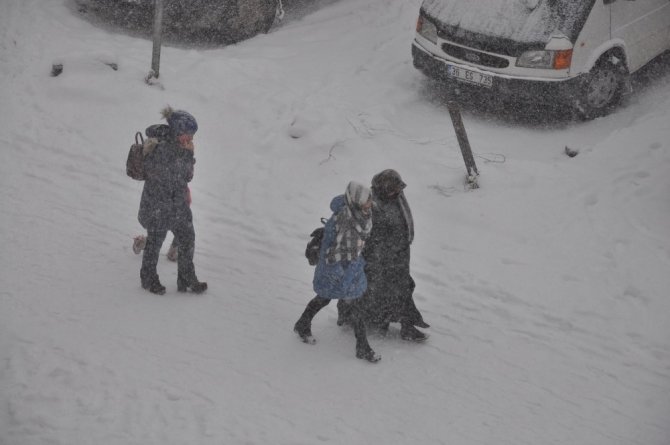 Kars’ta kar ve tipi hayatı olumsuz etkiledi