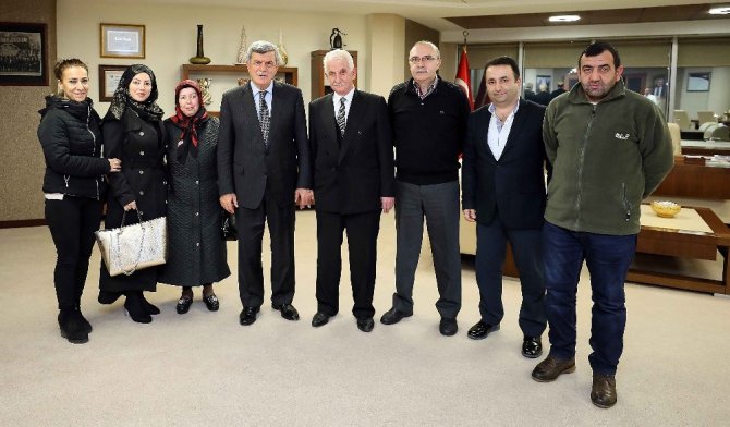 Başkan Karaosmanoğlu, her kesimden ziyaretçilerini ağırlıyor