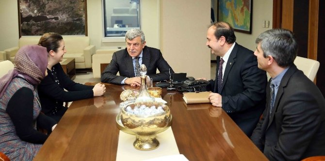 Başkan Karaosmanoğlu, her kesimden ziyaretçilerini ağırlıyor