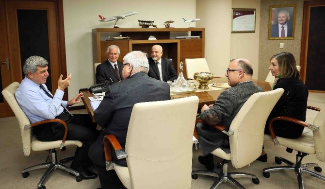 Başkan Karaosmanoğlu, her kesimden ziyaretçilerini ağırlıyor