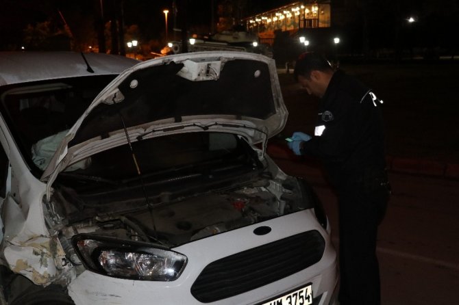 Adana’da park içerisinde kazalı ve kurşunlanmış araç bulundu