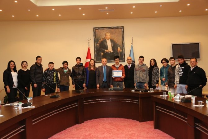 Rektör Ünal, sanatta engel tanımayanlara sertifika verdi