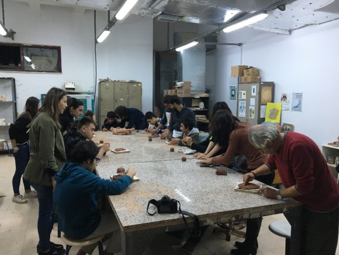 Rektör Ünal, sanatta engel tanımayanlara sertifika verdi